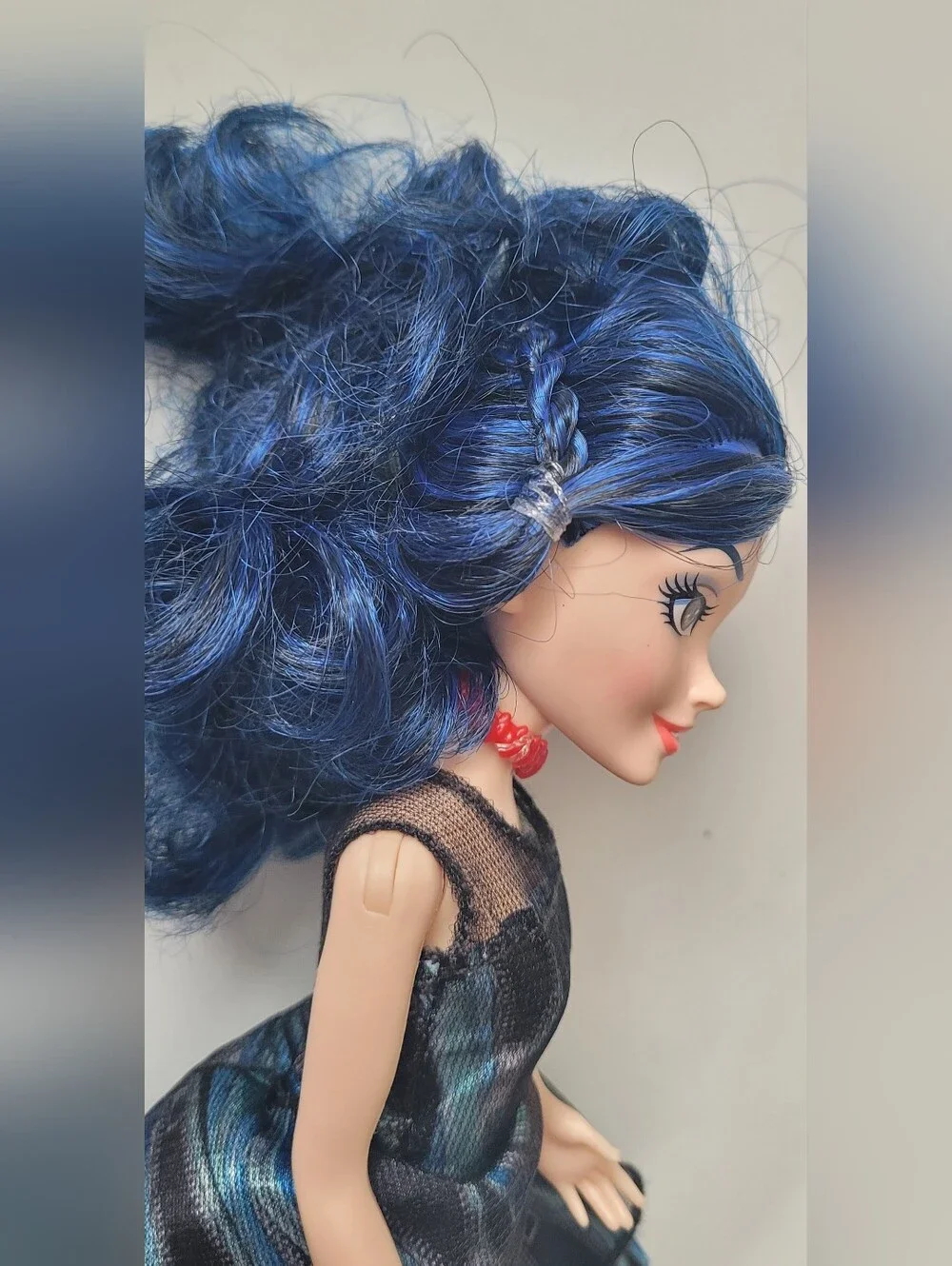 EVIE DESCENDANTS DOLL, BOOTS, DRESS - DISNEY, CHOKER NECKLACE